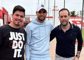 النصيري يدعم ويحفز لاعبي الوداد الرياضي قبل مواجهة الأهلي المصري