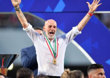 سرقة ميدالية مدرب ميلان خلال مراسم التتويج بلقب الدوري