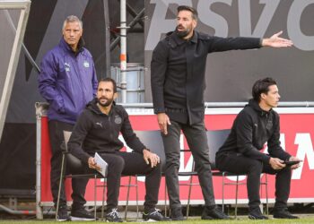 دولي مغربي سابق يدرب بي إس في أيندهوفن الهولندي
