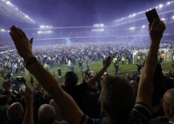 الاتحاد الإنجليزي يحقق في تكرار حوادث اقتحام الملاعب