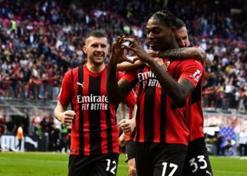 ميلان يتمسك بالفوز بلقب الدوري الإيطالي بالفوز على أتالانتا