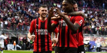 ميلان يتمسك بالفوز بلقب الدوري الإيطالي بالفوز على أتالانتا