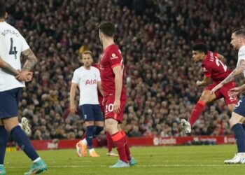 توتنهام يعرقل ليفربول ويقدم هدية للسيتي في الدوري الإنجليزي