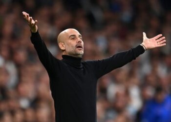 غوارديولا يعلن نهاية موسم ثلاثي الدفاع مع مانشستر سيتي