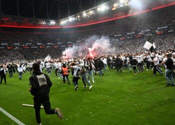 يويفا يصدر عقوبات بحق فرانكفورت الألماني