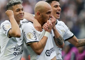 كورينثيانز يلحق ببالميراس في صدارة الدوري البرازيلي