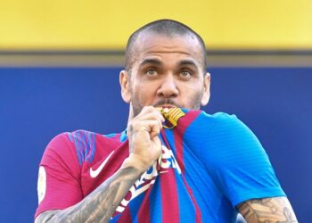 داني ألفيش يعلن رحيله عن برشلونة