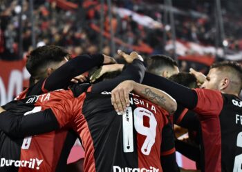 نيولز أولد بويز يصعد لصدارة الدوري الأرجنتيني