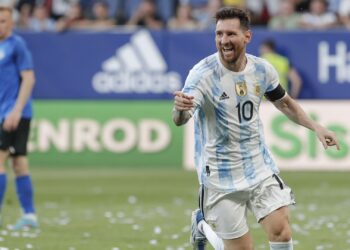 سكالوني: ميسي إرثا تاريخيا للعالم بأسره