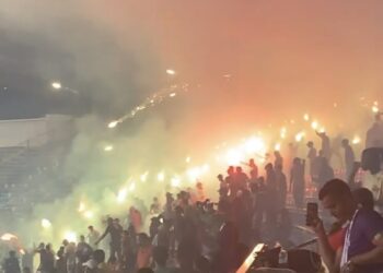 الجماهير البيضاوية تشعل “النار” بدونور احتجاجاً على إجراء الديربي بدون جمهور