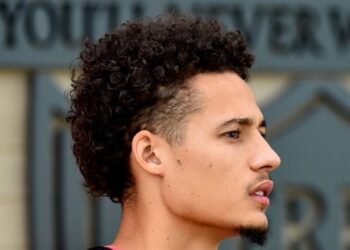 رسمياً.. مدافع ليفربول يُكمل انتقاله إلى بلاكبول