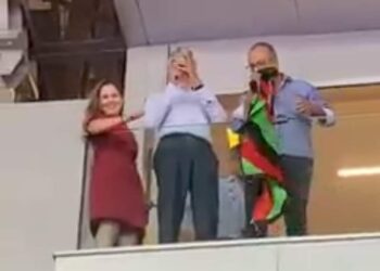 صورة: البدراوي يثير غضب الجماهير الرجاوية بسبب تقبيل شعار الجيش الملكي