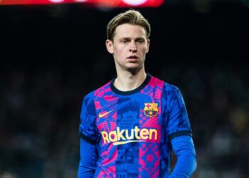 برشلونة مجبر على بيع دي يونغ لقيد كريستنسن وكيسي وروبرتو