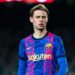 برشلونة مجبر على بيع دي يونغ لقيد كريستنسن وكيسي وروبرتو