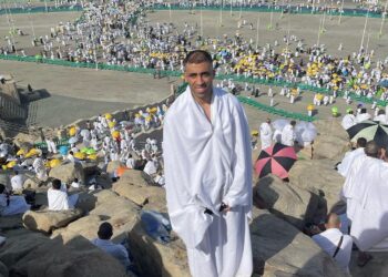 عبدالرزاق حمدالله يؤدي مناسك الحج