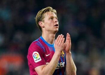 برشلونة يفتح أبواب الرحيل أمام دي يونغ