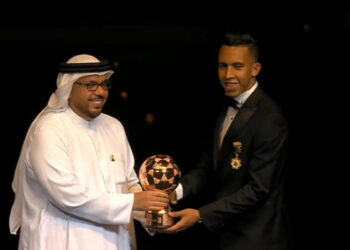 سفيان رحيمي يتوج بالكرة الذهبية لأفضل لاعب في الدوري الإماراتي
