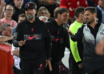 الاتحاد الإنجليزي ينظر في أحداث مباراة ليفربول ونيوكاسل
