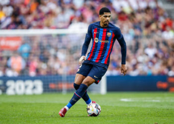 مدافع برشلونة يخضع لجراحة تبعده عن مونديال قطر 2022