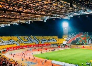 الجماهير الفاسية ترفع تيفو” صحراؤنا وطننا” ردا على أعداء الوطن