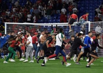 غرامة 3000 يورو تنتظر الجماهير المغربية في مباراة الأسود أمام الباراغواي