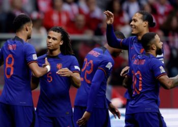 هولندا تقترب من نصف نهائي دوري الأمم بثنائية في بولندا