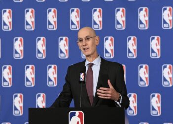 مفوض “NBA” يصف قرار بيع فينكس صنز وميركري بالصحيح