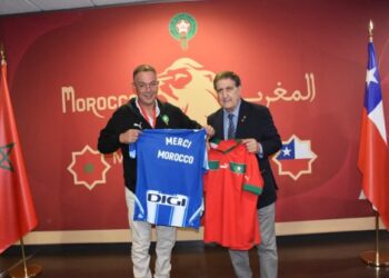 تبادل الاقمصة بين رئيس الجامعة الملكية المغربية لكرة القدم ورئيس اتحاد الشيلي لكرة القدم