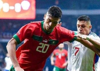 رومان سايس يشيد بأشرف داري ويوصفه بمستقبل دفاع الكرة المغربية