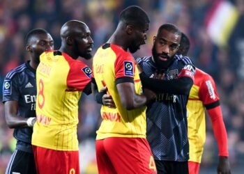 ليون يواصل الترنح في الدوري الفرنسي بالهزيمة أمام لانس
