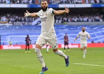 ريال مدريد يحسم الكلاسيكو أمام برشلونة وينفرد بصدارة “الليغا”