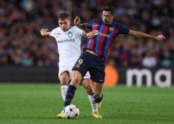 إنتر يفرض التعادل على برشلونة في كامب نو ويقترب من ثمن النهائي