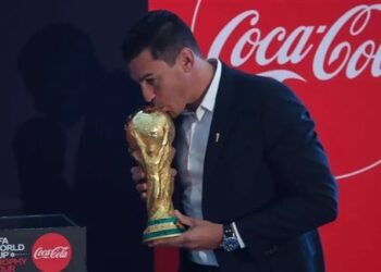 أوروغواي تتسلم كأس العالم من يد البرازيلي لوسيو
