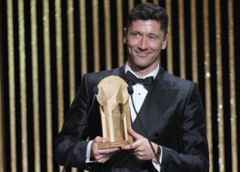 ليفاندوفسكي يحصد جائزة أفضل مهاجم لفرانس فوتبول