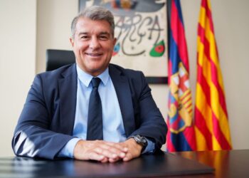 لابورتا يطالب جماهير برشلونة بدعم تشافي والفريق
