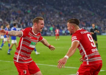 أوجسبورغ يخطف فوزا مثيرا على شالكه في الدوري الألماني