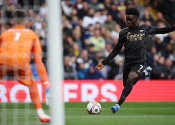 أرسنال يفوز على ليدز ويعزز صدارته وليفربول يلحق أول هزيمة بالسيتي في الدوري الإنجليزي