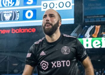 هيغواين يودع ملاعب كرة القدم باكيا