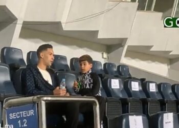 شاهد لاعب الرجاء السابق بدر بانون وابنه حاضر في دونور لمساندة النسور أمام الحسنية