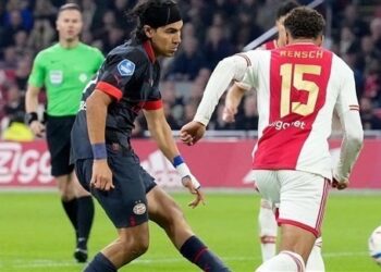إيندهوفن يهزم غريمه أياكس ويعتلي قمة الدوري الهولندي