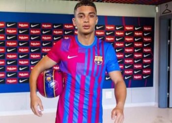 قيس رويز يحمل قميص المنتخب المغربي