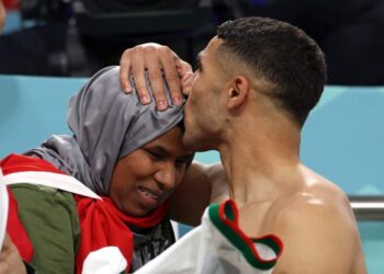 الفيفا لأشرف حكيمي:”وما من انتصار في الحياة إلى بمباركة ودعاء الأم “