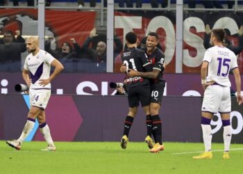 ميلان يهزم فيورنتينا بثنائية في الدوري الإيطالي