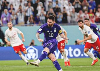 ميسي يحلق بالارجنتين إلى دور الـ16 في المونديال
