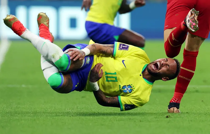 لحظة إصابة نيمار ضد منتخب صربيا
