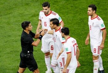 إيرانيون يطالبون بحرمان منتخبهم من المشاركة في كأس العالم 2022