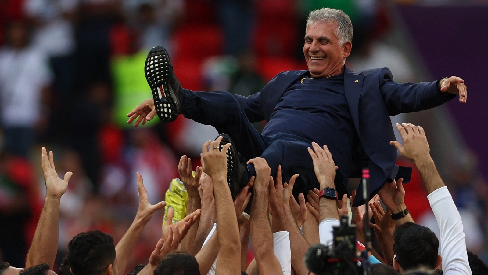 فرحة لاعبي منتخب إيران بالمدرب كيروش بعد الفوز