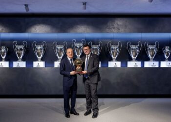 رئيس نادي ريال مدريد يفوز بجائزة “الفتى الذهبي”