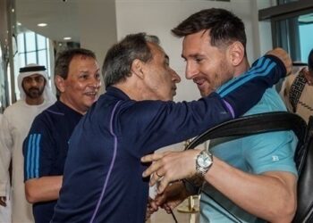ميسي يصل أبوظبي استعداداً لمواجهة منتخب الإمارات