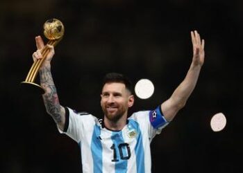 ميسي يتوج بجائزة أفضل لاعب في كأس العالم قطر